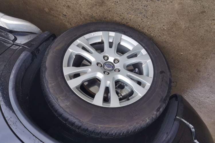 Used Volvo XC Classic 2014 T5 Luxury Edition Left Front Wheel Hub