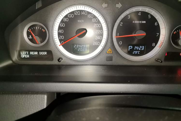 Used Volvo XC Classic 2014 T5 Luxury Edition Odometer Close Up