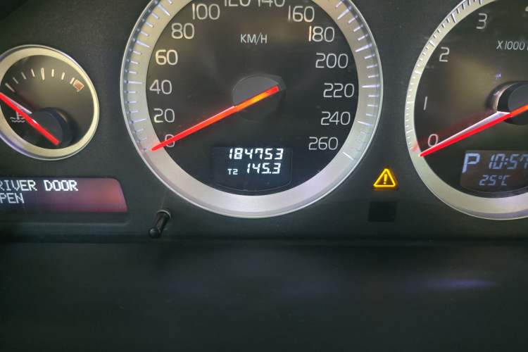 Used Volvo XC Classic 2014 T5 Luxury Edition Odometer Close Up