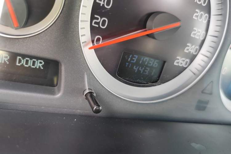 Used Volvo XC Classic 2014 T5 Luxury Edition Odometer Close Up