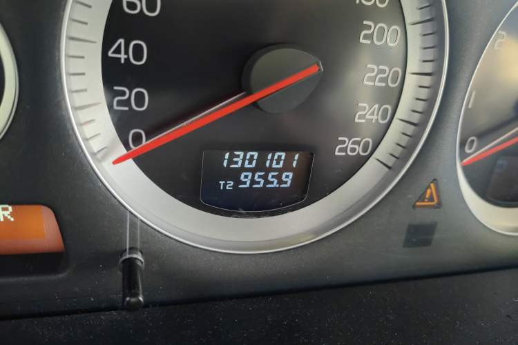 Used Volvo XC Classic 2014 T5 Luxury Edition Odometer Close Up