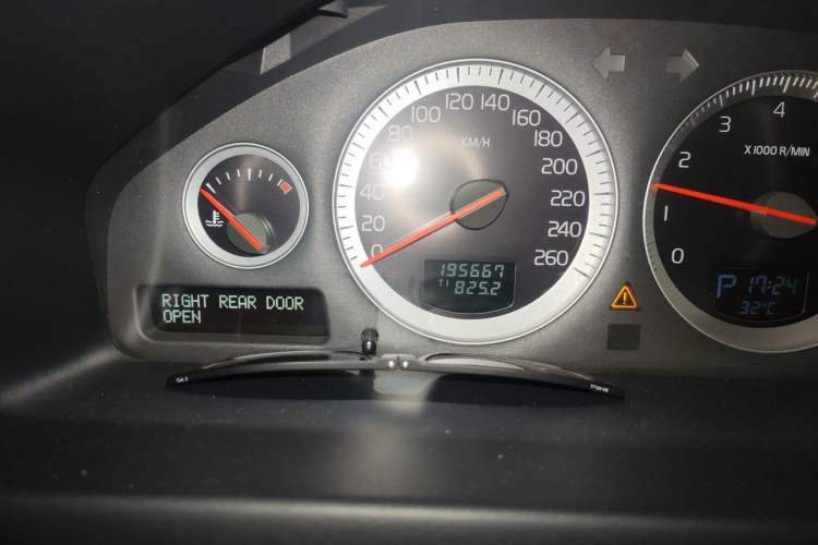 Used Volvo XC Classic 2014 T5 Luxury Edition Odometer Close Up