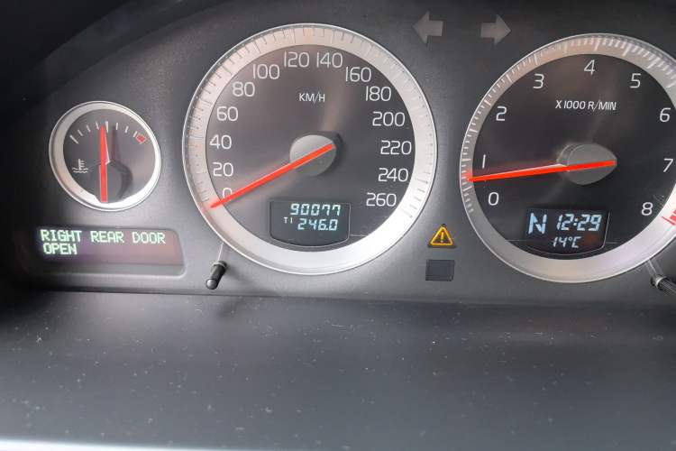 Used Volvo XC Classic 2014 T5 Luxury Edition Odometer Close Up