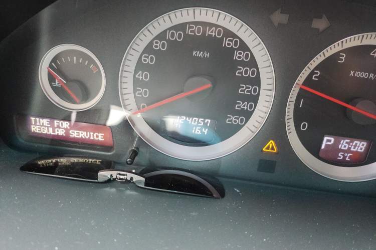 Used Volvo XC Classic 2014 T5 Luxury Edition Odometer Close Up