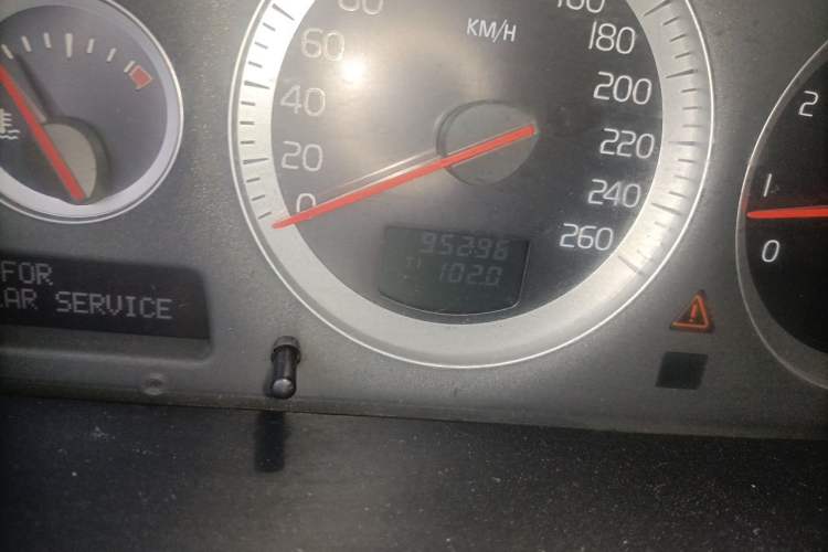 Used Volvo XC Classic 2014 T5 Luxury Edition Odometer Close Up
