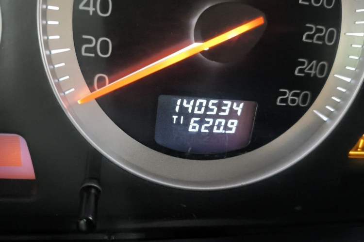 Used Volvo XC Classic 2014 T5 Luxury Edition Odometer Close Up