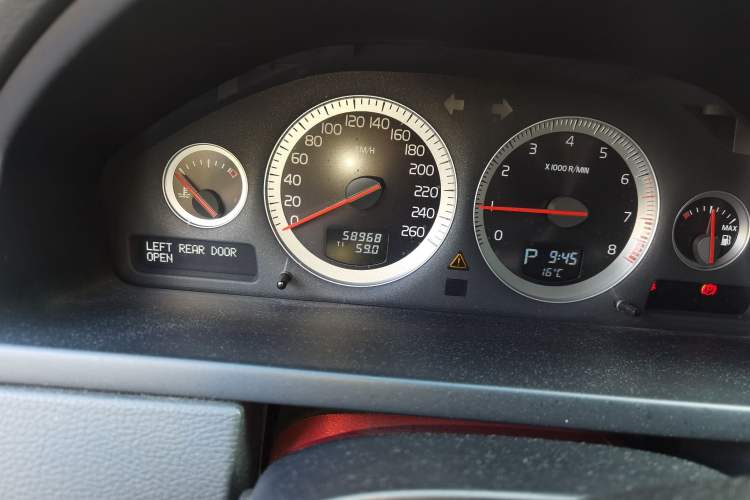 Used Volvo XC Classic 2014 T5 Executive Edition Odometer Close Up