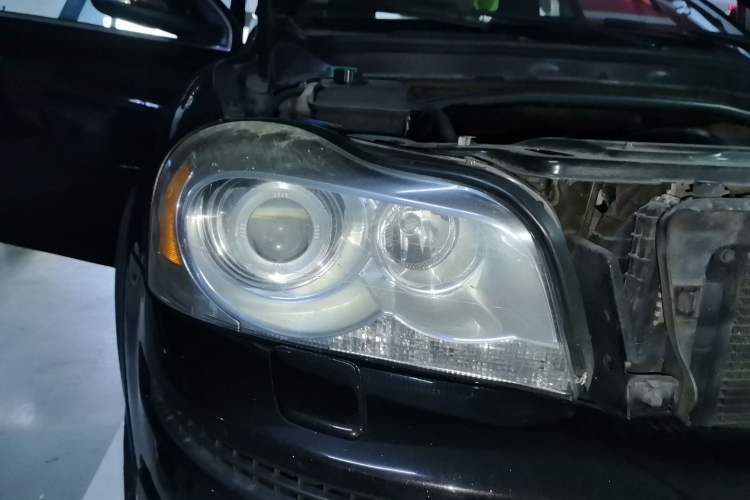 Used Volvo XC Classic 2014 T5 Luxury Edition Right Front Headlight