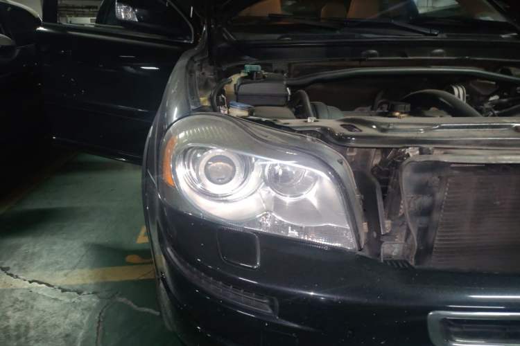 Used Volvo XC Classic 2014 T5 Luxury Edition Right Front Headlight