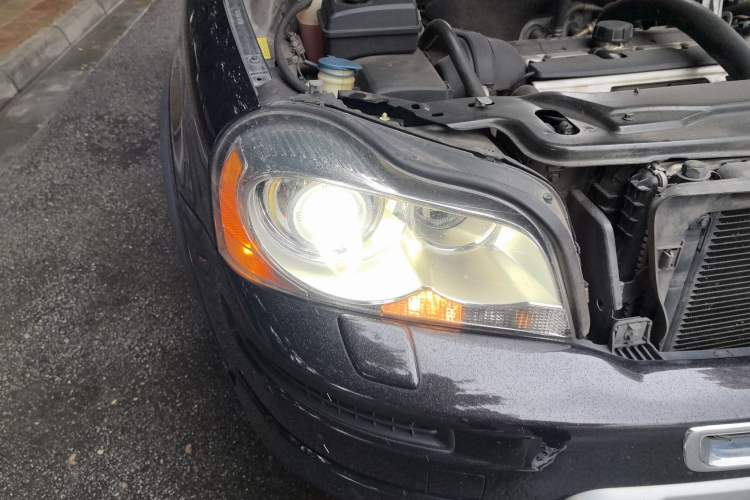 Used Volvo XC Classic 2014 T5 Luxury Edition Right Front Headlight
