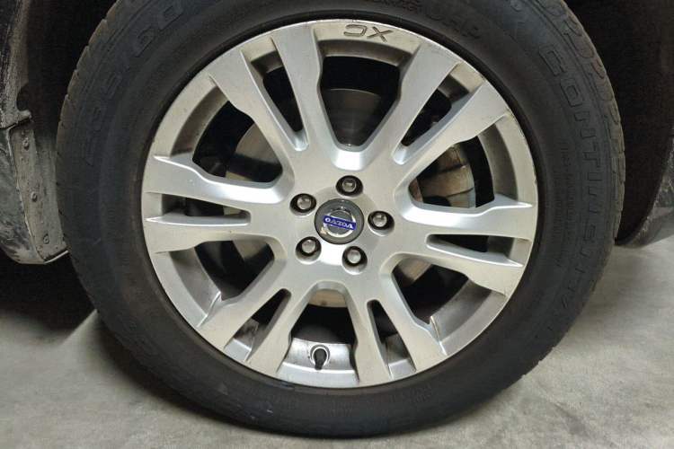 Used Volvo XC Classic 2014 T5 Luxury Edition Right Front Wheel Hub