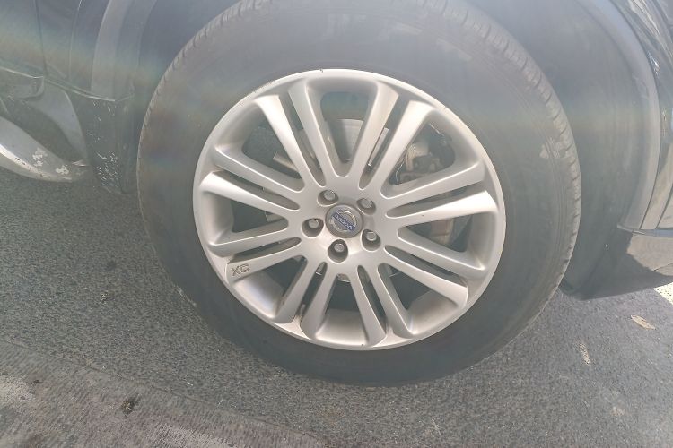 Used Volvo XC Classic 2014 T5 Executive Edition Right Front Wheel Hub