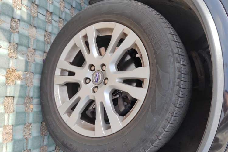 Used Volvo XC Classic 2014 T5 Luxury Edition Right Front Wheel Hub