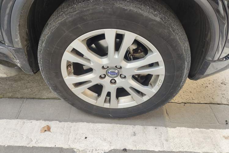 Used Volvo XC Classic 2014 T5 Luxury Edition Right Front Wheel Hub