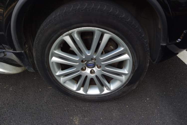 Used Volvo XC Classic 2014 T5 Executive Edition Right Front Wheel Hub