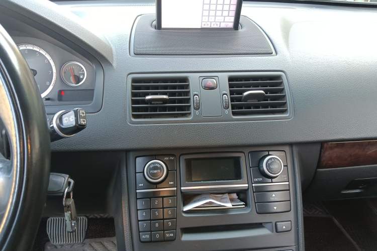 Used Volvo XC Classic 2014 T5 Executive Edition Audio And AC Panel