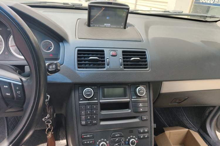 Used Volvo XC Classic 2014 T5 Luxury Edition Audio And AC Panel
