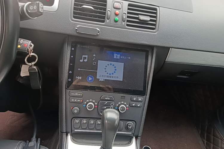 Used Volvo XC Classic 2014 T5 Luxury Edition Audio And AC Panel