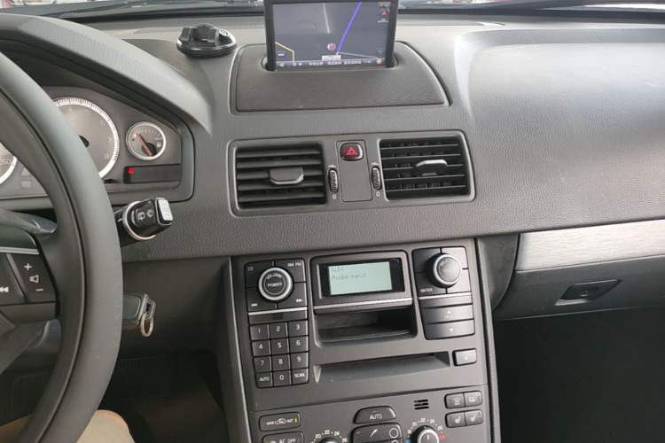 Used Volvo XC Classic 2014 T5 Luxury Edition Audio And AC Panel