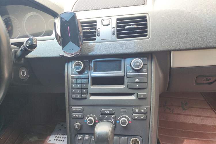 Used Volvo XC Classic 2014 T5 Luxury Edition Audio And AC Panel