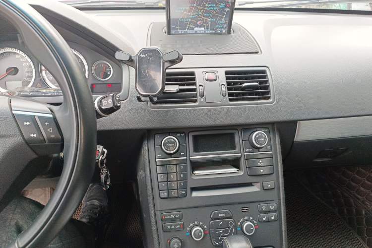 Used Volvo XC Classic 2014 T5 Luxury Edition Audio And AC Panel