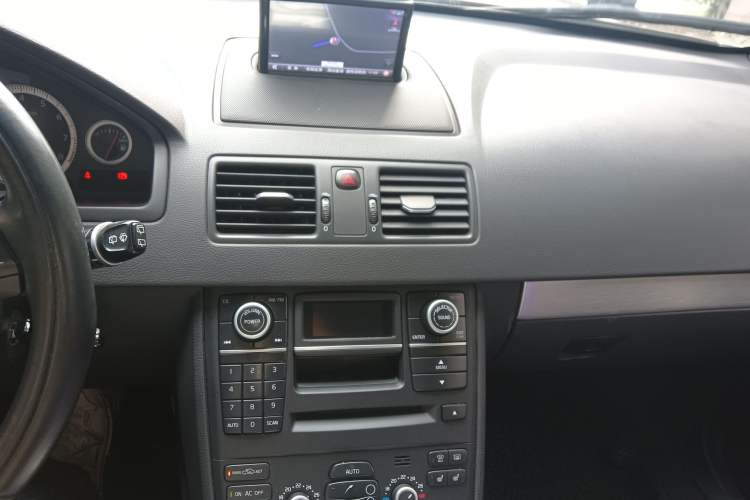 Used Volvo XC Classic 2014 T5 Luxury Edition Audio And AC Panel