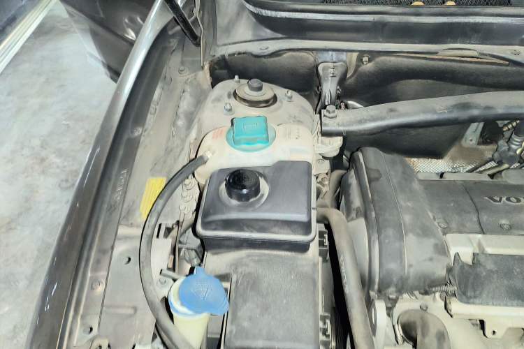 Used Volvo XC Classic 2014 T5 Luxury Edition Engine Bay Right