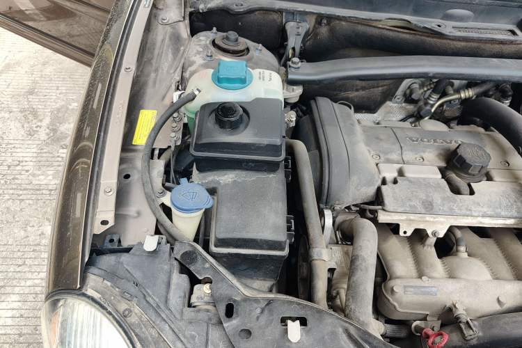 Used Volvo XC Classic 2014 T5 Luxury Edition Engine Bay Right