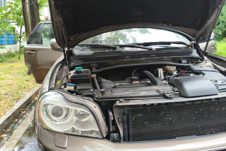 Used Volvo XC Classic 2014 T5 Luxury Edition Engine Bay Right