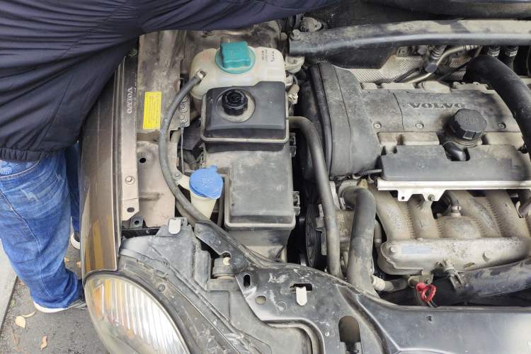 Used Volvo XC Classic 2014 T5 Luxury Edition Engine Bay Right
