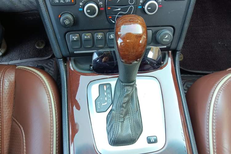 Used Volvo XC Classic 2014 T5 Executive Edition Gear Lever