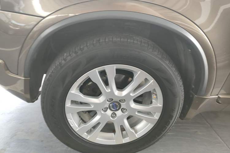 Used Volvo XC Classic 2014 T5 Luxury Edition Left Front Wheel Hub