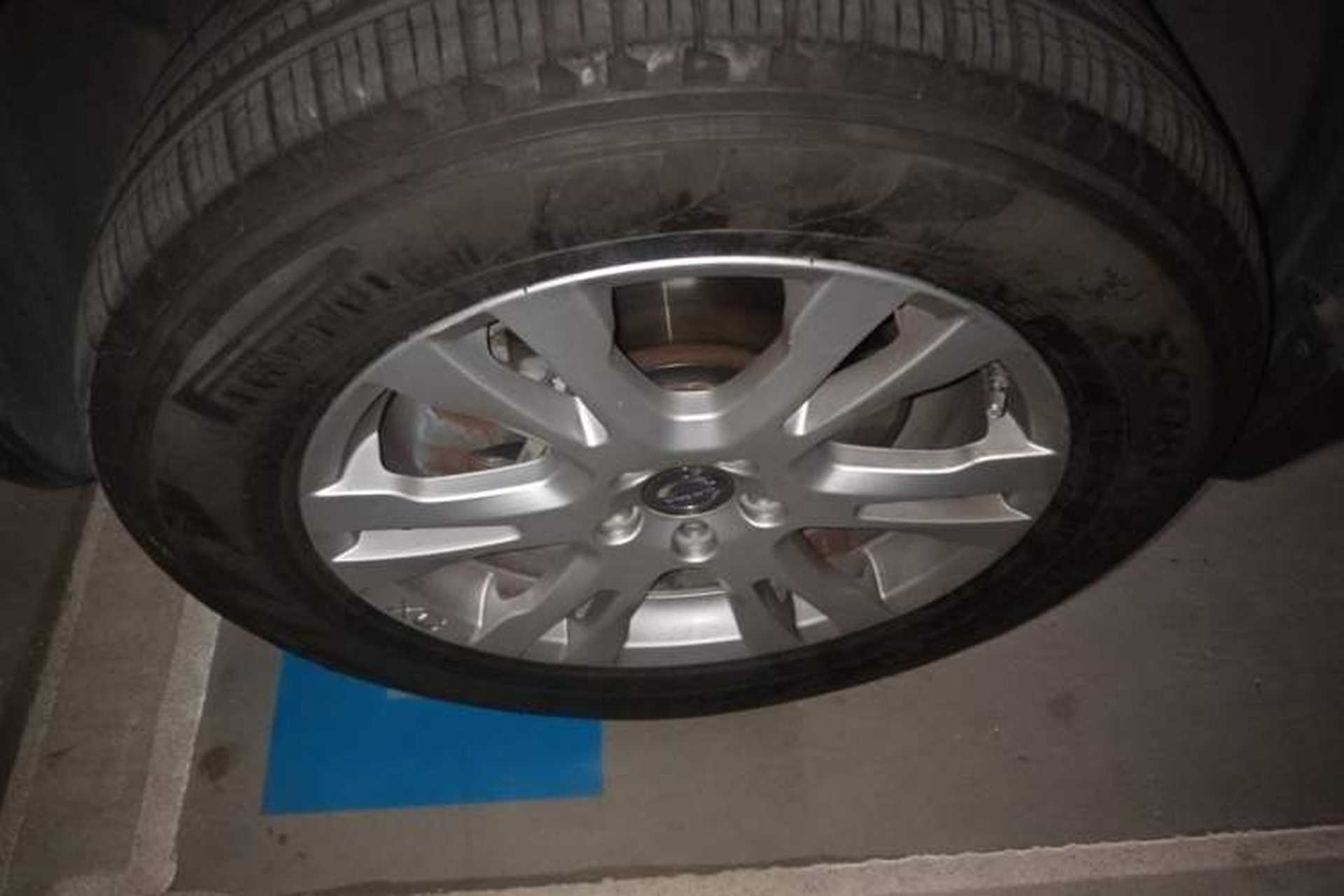 Used Volvo XC Classic 2014 T5 Luxury Edition Left Front Wheel Hub