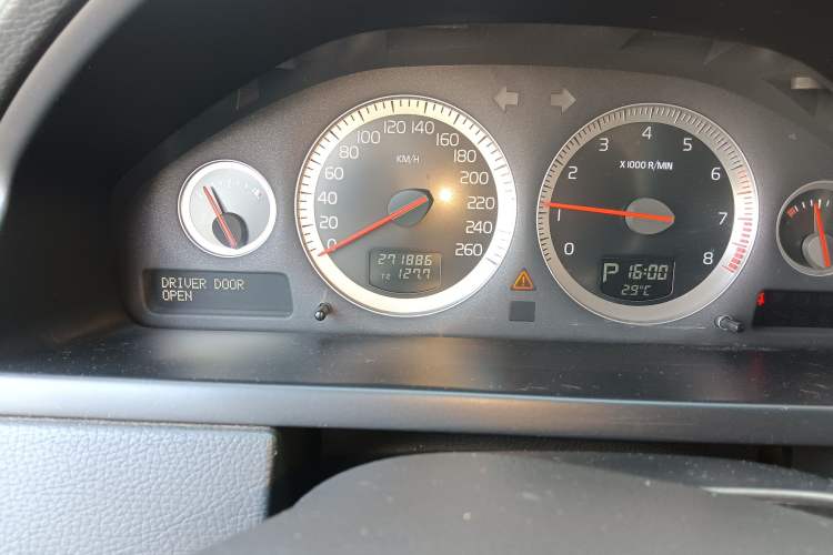 Used Volvo XC Classic 2014 T5 Executive Edition Odometer Close Up