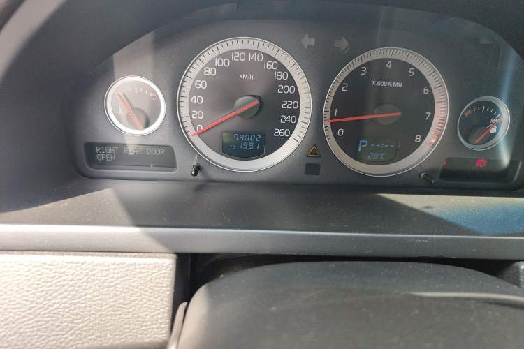 Used Volvo XC Classic 2014 T5 Luxury Edition Odometer Close Up