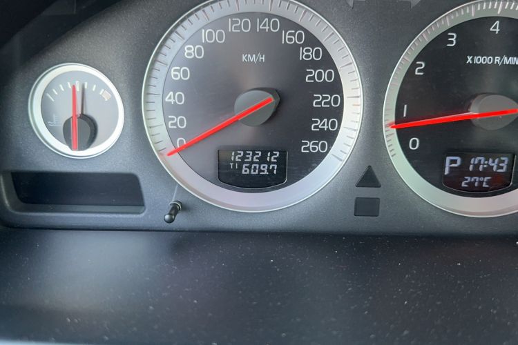 Used Volvo XC Classic 2014 T5 Luxury Edition Odometer Close Up