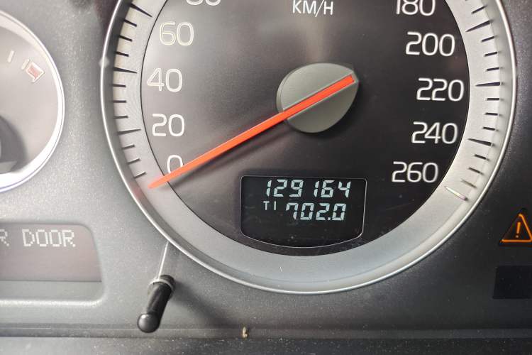Used Volvo XC Classic 2014 T5 Luxury Edition Odometer Close Up