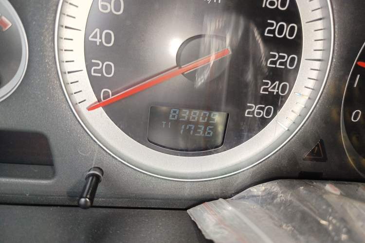 Used Volvo XC Classic 2014 T5 Luxury Edition Odometer Close Up