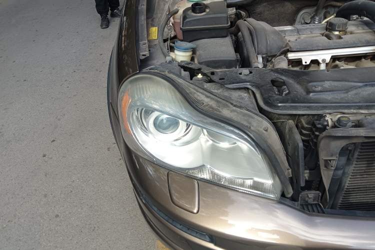 Used Volvo XC Classic 2014 T5 Luxury Edition Right Front Headlight