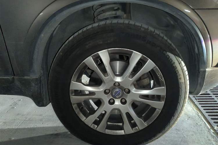 Used Volvo XC Classic 2014 T5 Luxury Edition Right Front Wheel Hub