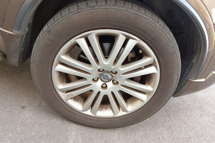 Used Volvo XC Classic 2014 T5 Executive Edition Right Front Wheel Hub