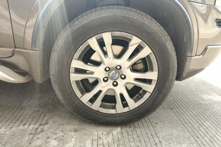 Used Volvo XC Classic 2014 T5 Luxury Edition Right Front Wheel Hub
