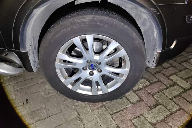 Used Volvo XC Classic 2014 T5 Luxury Edition Right Front Wheel Hub