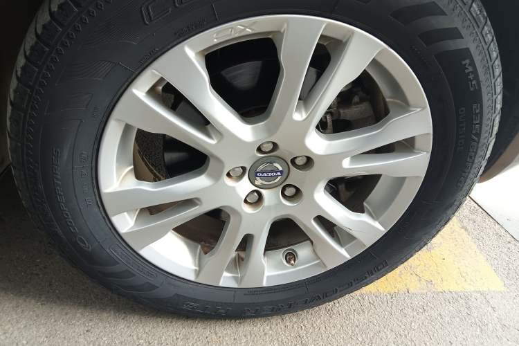 Used Volvo XC Classic 2014 T5 Luxury Edition Right Front Wheel Hub