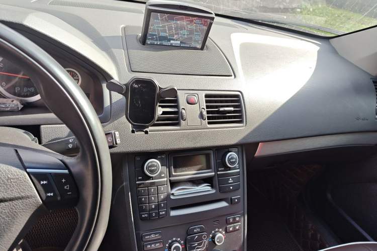 Used Volvo XC Classic 2014 T5 Luxury Edition Audio And AC Panel