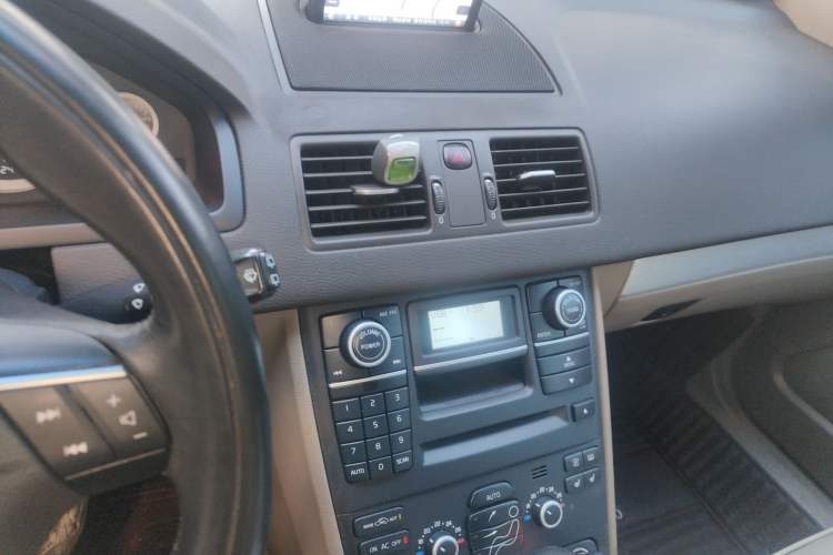 Used Volvo XC Classic 2014 T5 Luxury Edition Audio And AC Panel