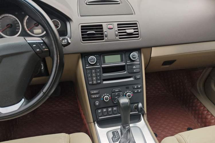 Used Volvo XC Classic 2014 T5 Luxury Edition Audio And AC Panel