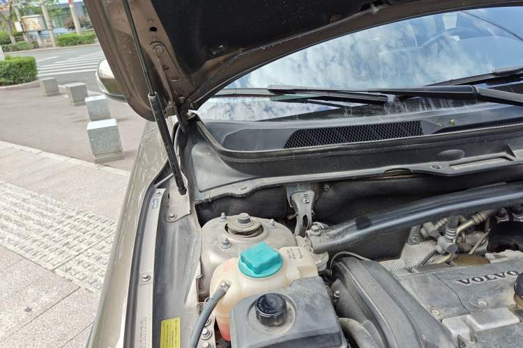 Used Volvo XC Classic 2014 T5 Luxury Edition Engine Bay Right