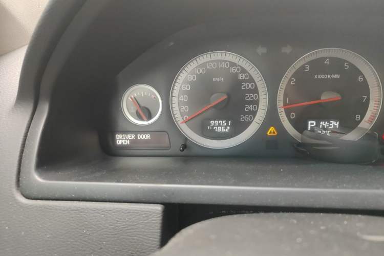 Used Volvo XC Classic 2014 T5 Luxury Edition Odometer Close Up