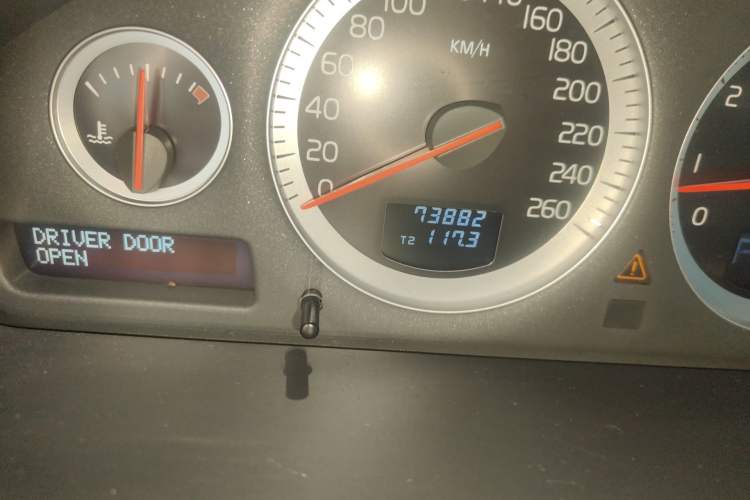 Used Volvo XC Classic 2014 T5 Luxury Edition Odometer Close Up